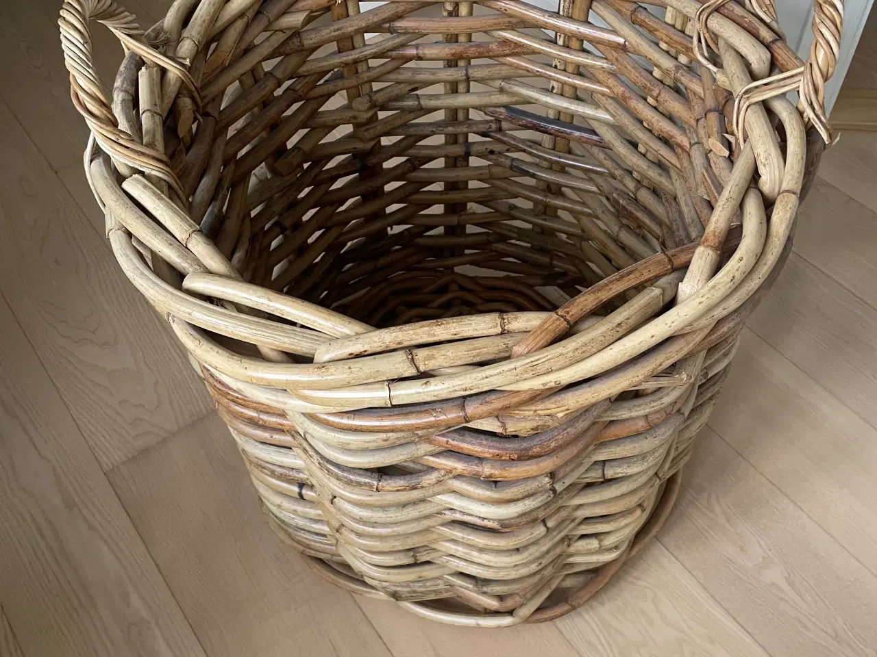 Billede 2 - Flettet kurv med håndtag i kraftig flet
