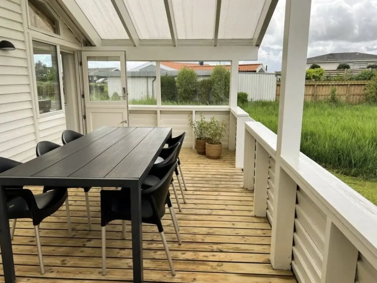 Billede 3 - Dette charmerende sommerhus byder p� en enest�ende beliggenhed i rolige og natursk�nne omgivelser, med direkte adgang til naturen lige udenfor d�ren. Blot 100 meter v�k finder du din egen private badestrand udstyret med liggestole.