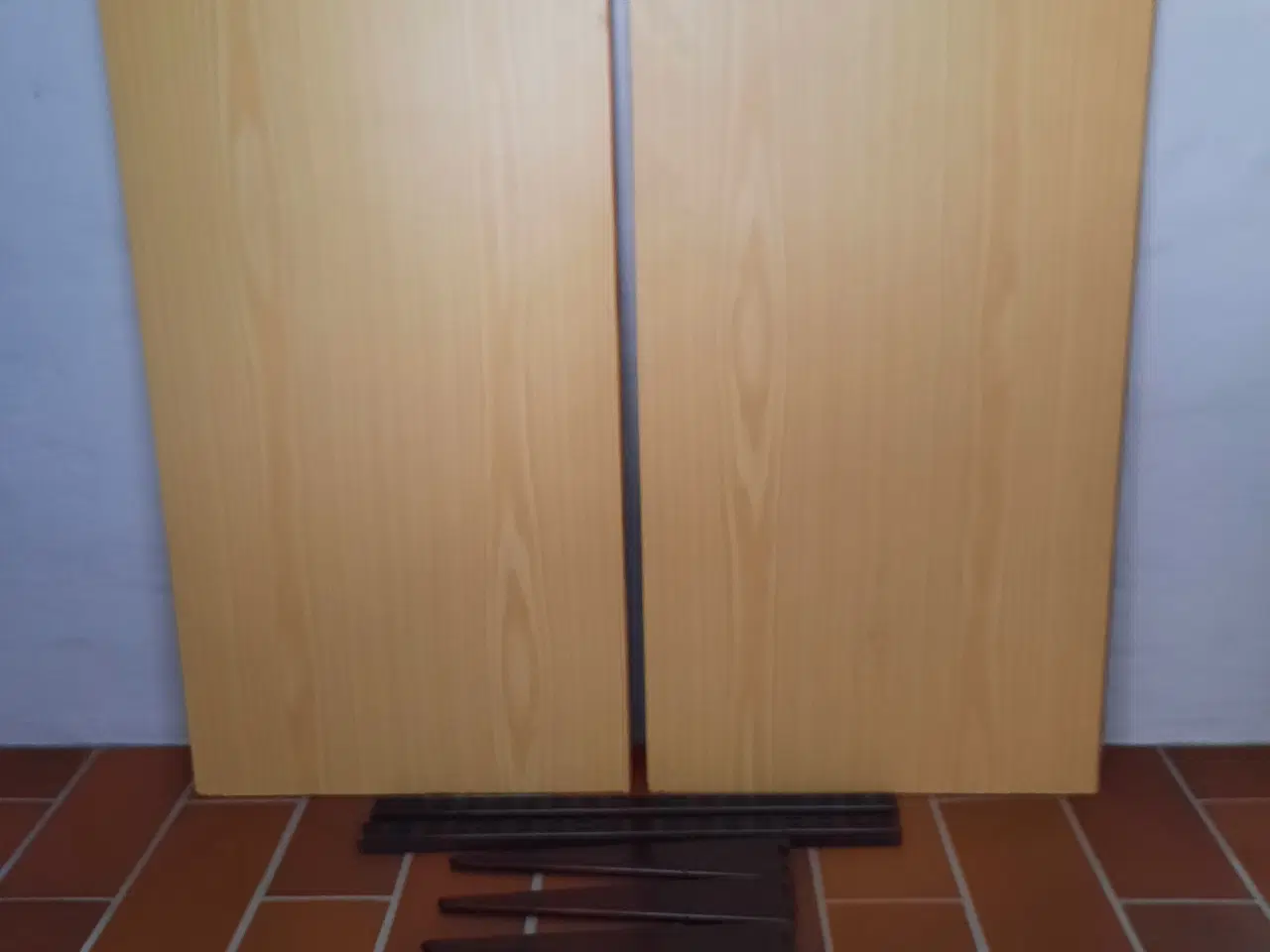 Billede 1 - 2 Melamin hyldeplader 43X81cm. 2 Vægskinner og 4 h