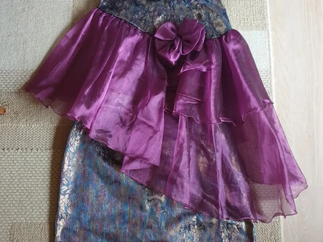 Billede 1 - Flot gallakjole der kan deles i top og nederdel