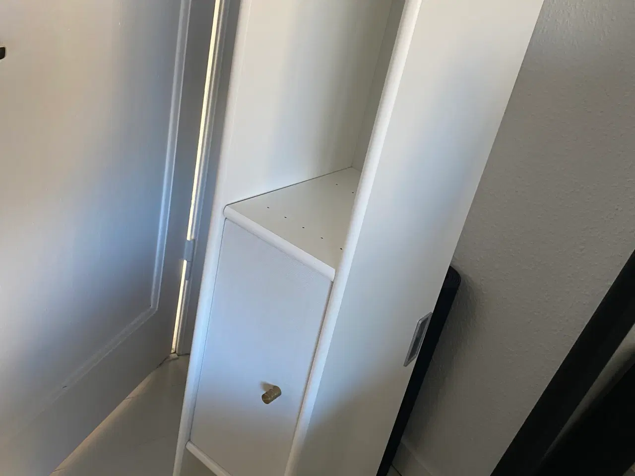 Billede 2 - Mistral TV møbel med hvid stofklap i midten