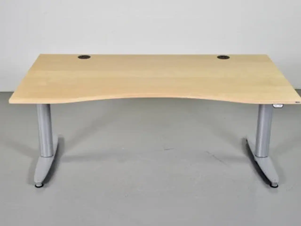 Billede 1 - Kinnarps hæve-/sænkebord med mavebue, 160 cm.