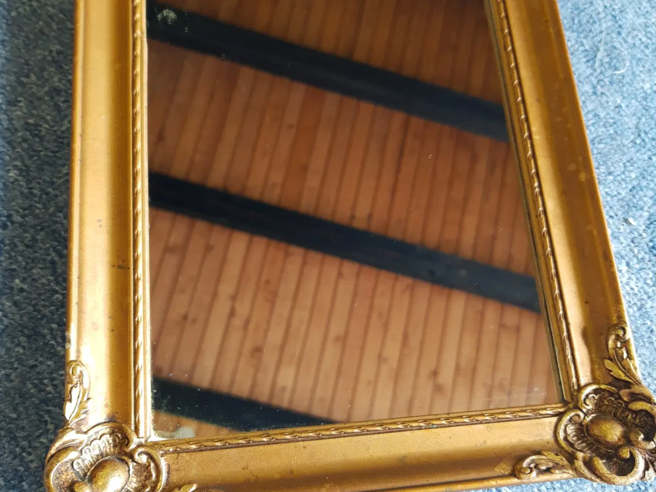 Billede 1 - Flot spejl med guldramme.