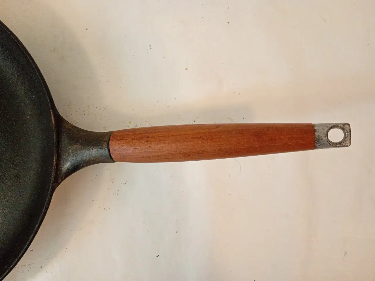 Billede 3 - STOR COPCO STØBEJERNSPANDE MED TEAKGREB - NR. 107