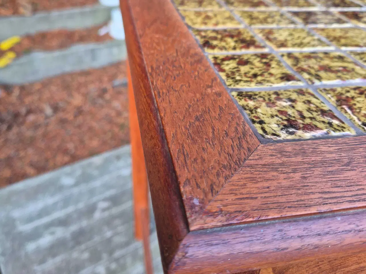 Billede 7 - Sidebord i teak med fine sandfarvede kakler