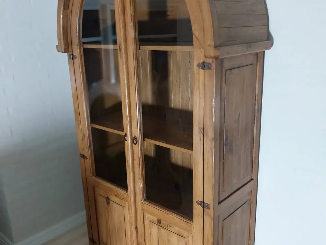 Billede 2 - Vitrineskab med lys