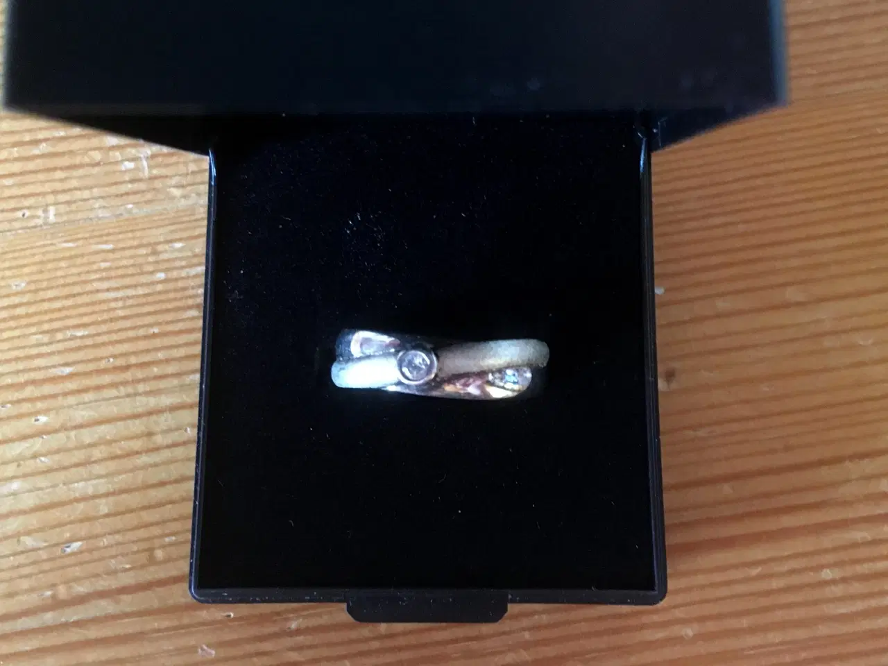 Billede 1 - Fingerring i sølv med hvid zirkon