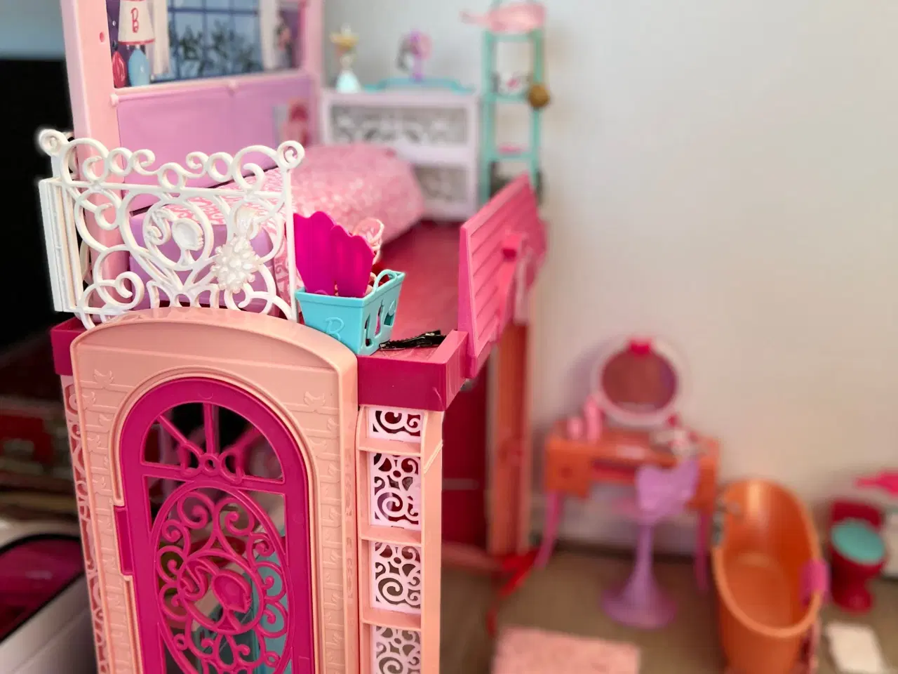 Billede 1 - Barbie og Bratz Hus, møbler, tøj og dukker