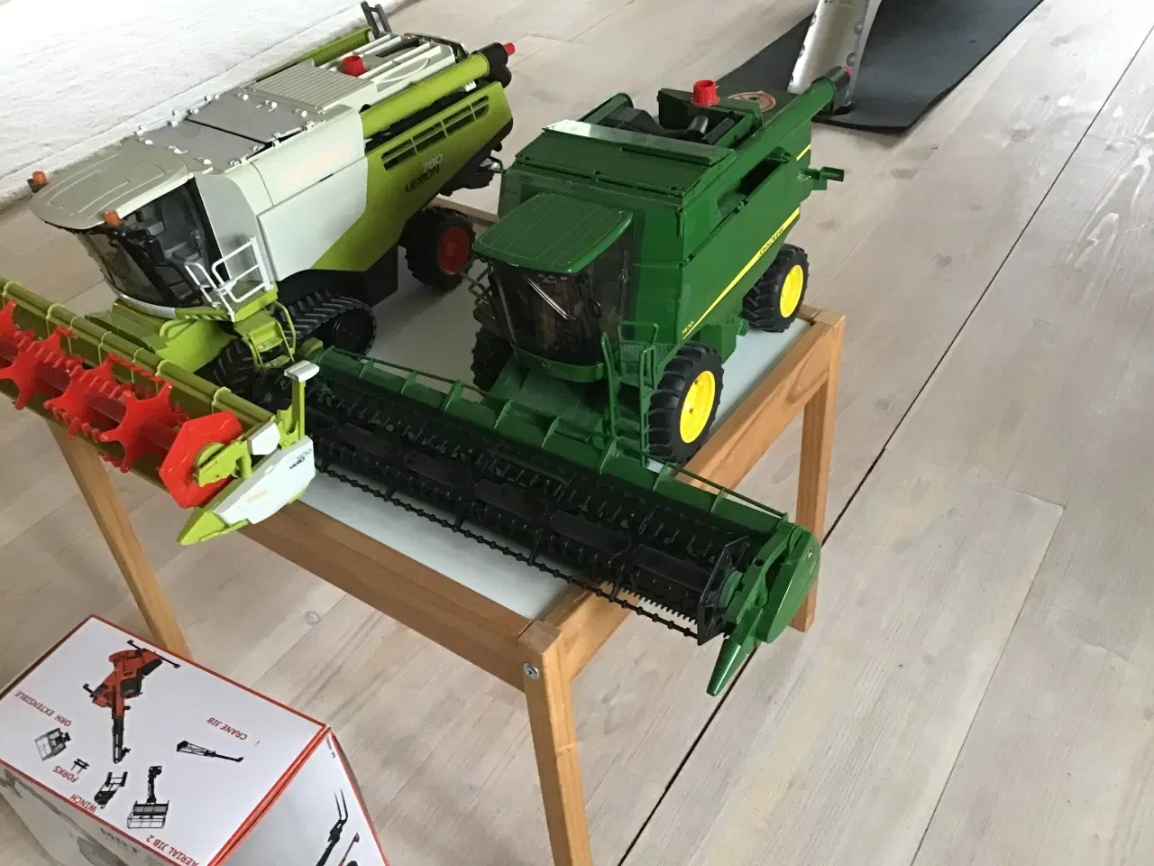 Billede 2 - Legetøj, traktorer mejetærsker med mere