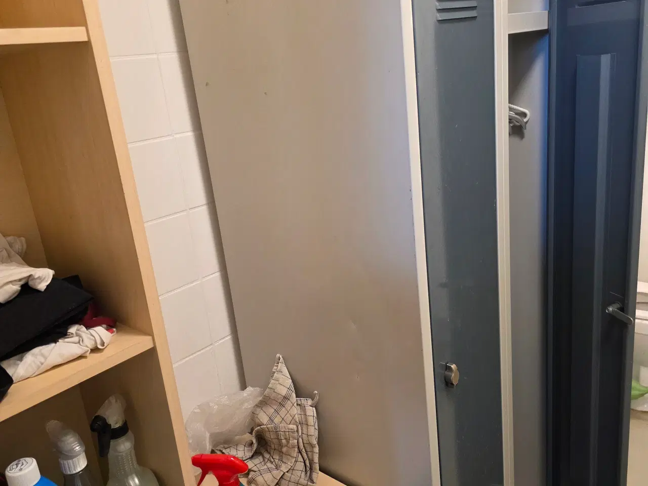 Billede 1 - Alu skab i fin stand