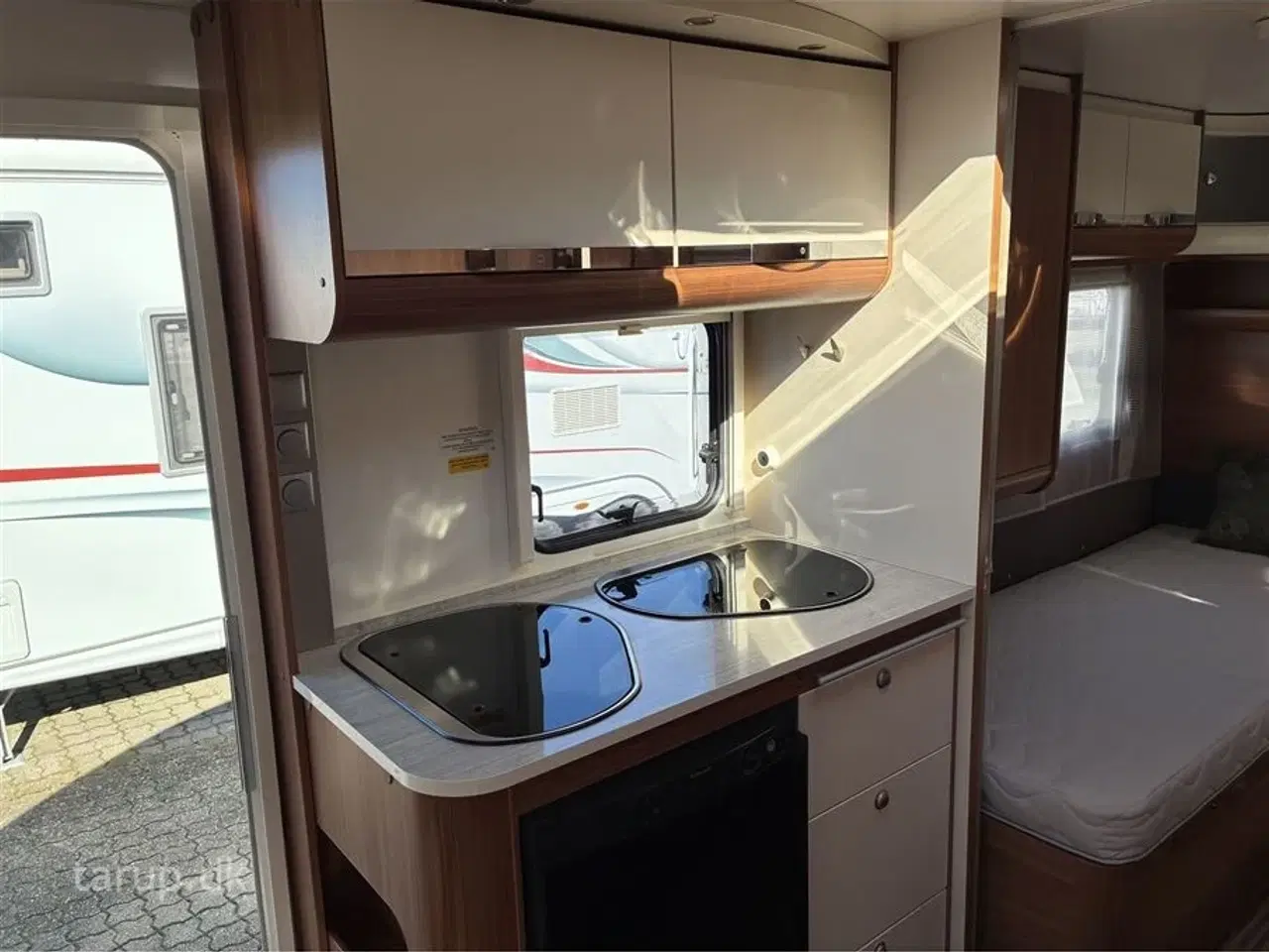 Billede 12 - 2014 - Adria Adora 512 UL   Mover, myggenetsdør, enkeltsenge m/udtræk, rundsidde-gruppe, el-gulv-varme, 90l. køleskab med fryser, stabilisator, glatte glasfibersider