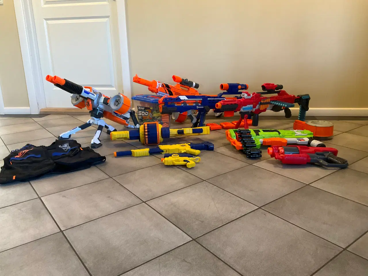 Billede 2 - 9 Nerf Gun, vest og ekstra spand med skud 