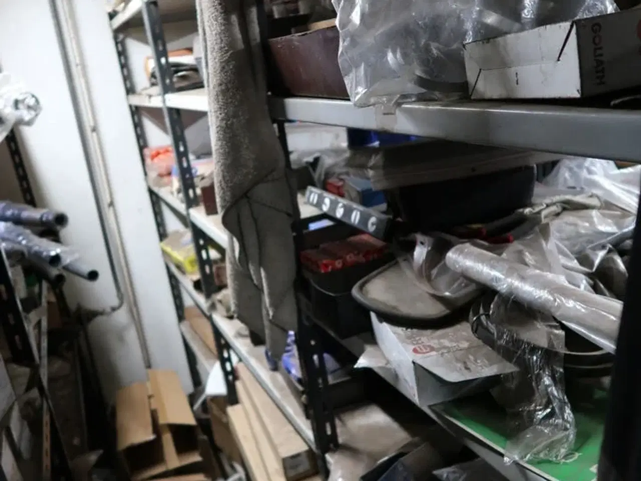 Billede 16 - Reol med div. Reservedele, værktøj m.m.