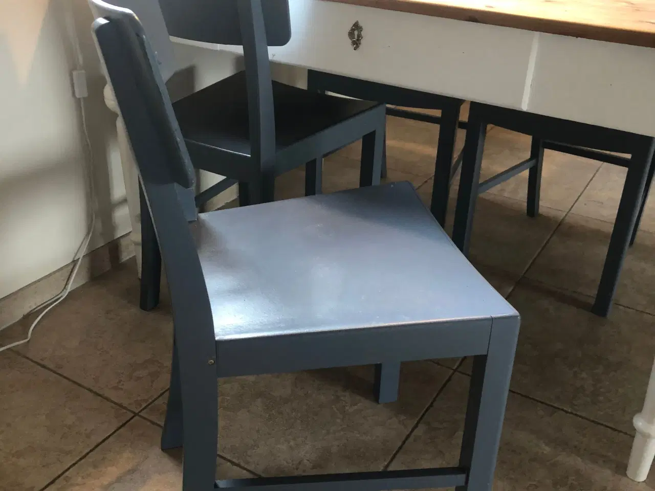 Billede 3 - Smukt gammelt spisebord med 4 stole