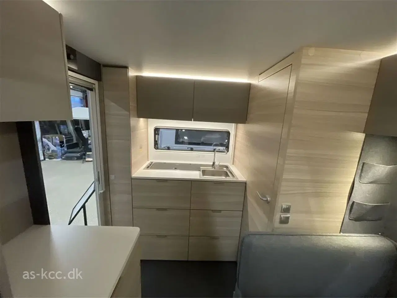 Billede 4 - 2026 - Adria Altea 542 PH   Adria Altea 542 PH Årg. 2026 4 sovepladser, 4 siddepladser. kan vejes ned til 1350 KG Lader+batteriboks+udvendig stik kr. 1.649,- lagt i prisen