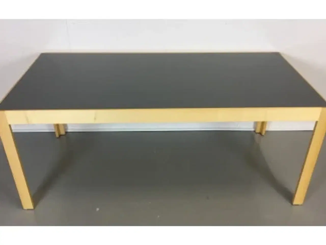 Billede 3 - Magnus olesen konferencebord med nymalet grå plade og ahorn kant og ben.