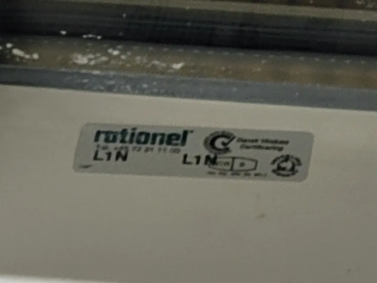 Billede 4 - Hoveddør med kattelem og 2 glaspartier foroven. 