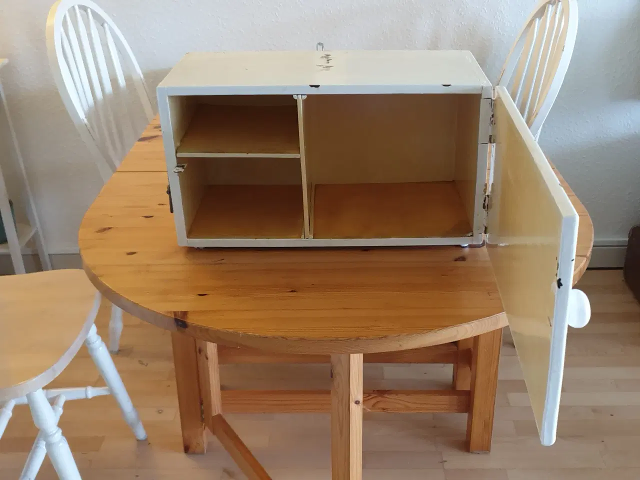 Billede 2 - Skab lille kan stå eller hænge