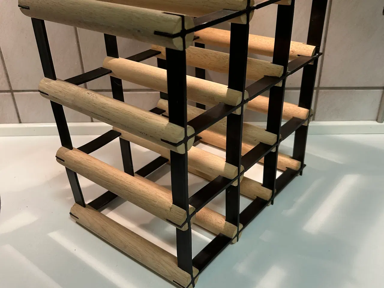 Billede 1 - Vinreol til 12 flasker lysttræ med sort stokke