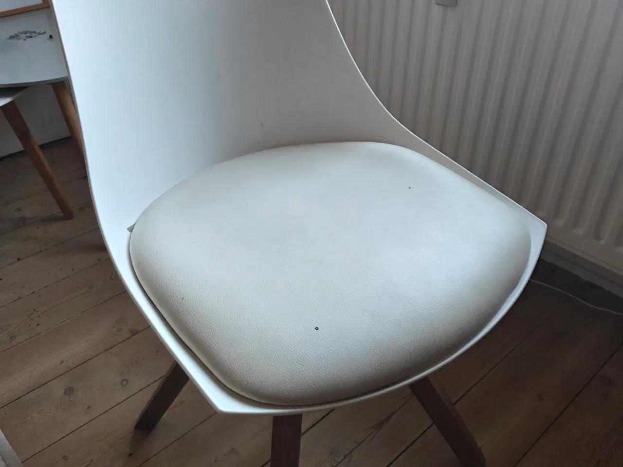 Billede 4 - Spisebord i træ - m. eller u. stole 