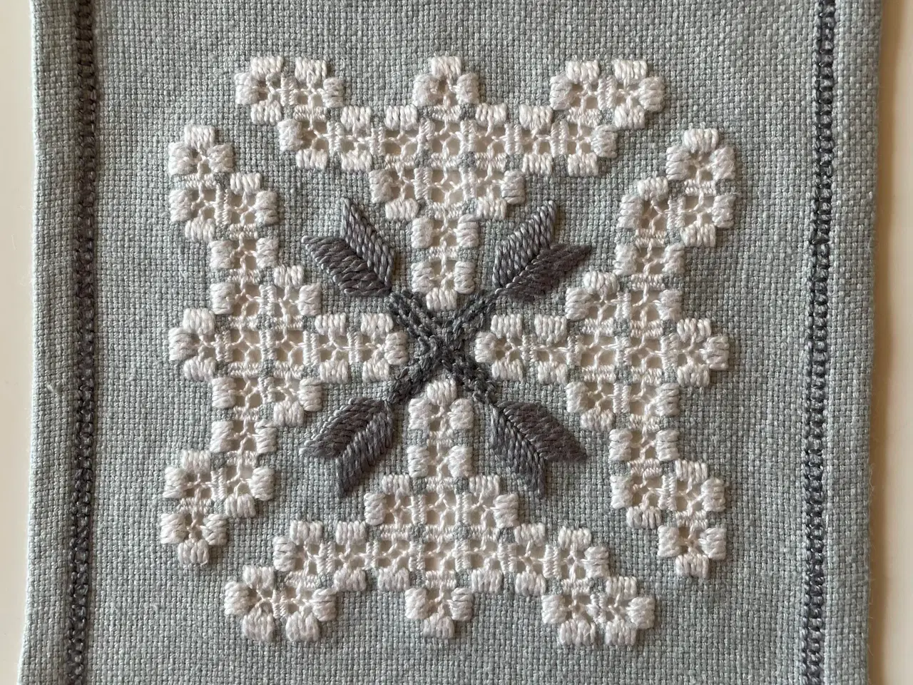 Billede 2 - Broderede mellemlægsservietter 12 stk