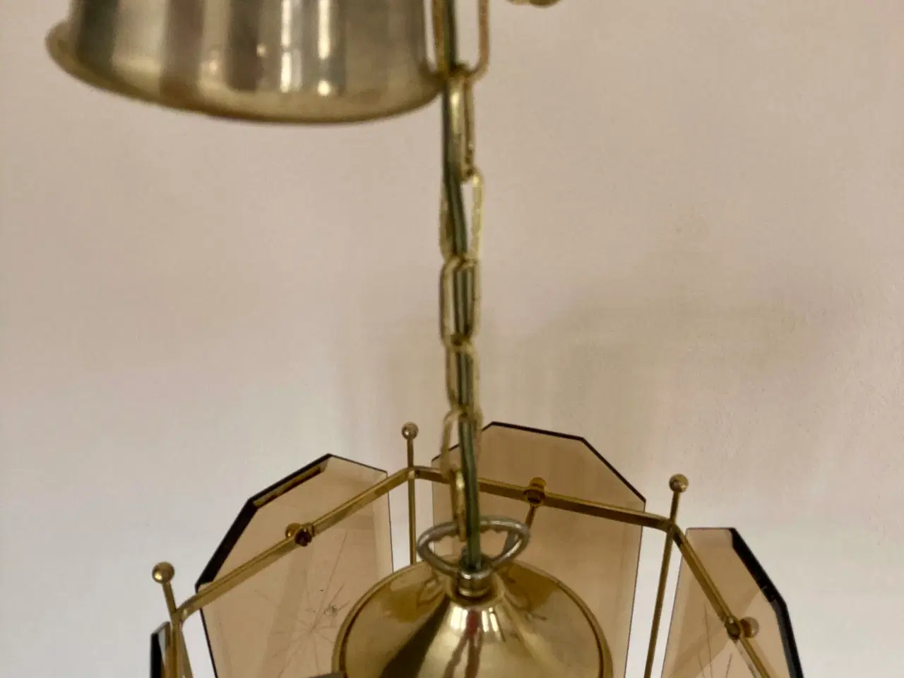 Billede 2 - Vintage lysekrone i messing og let røget glas,