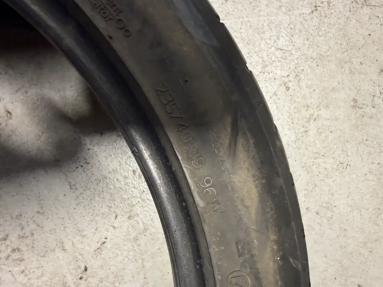 Billede 2 - 2 brugte 235/40 19 hankook sommerdæk 