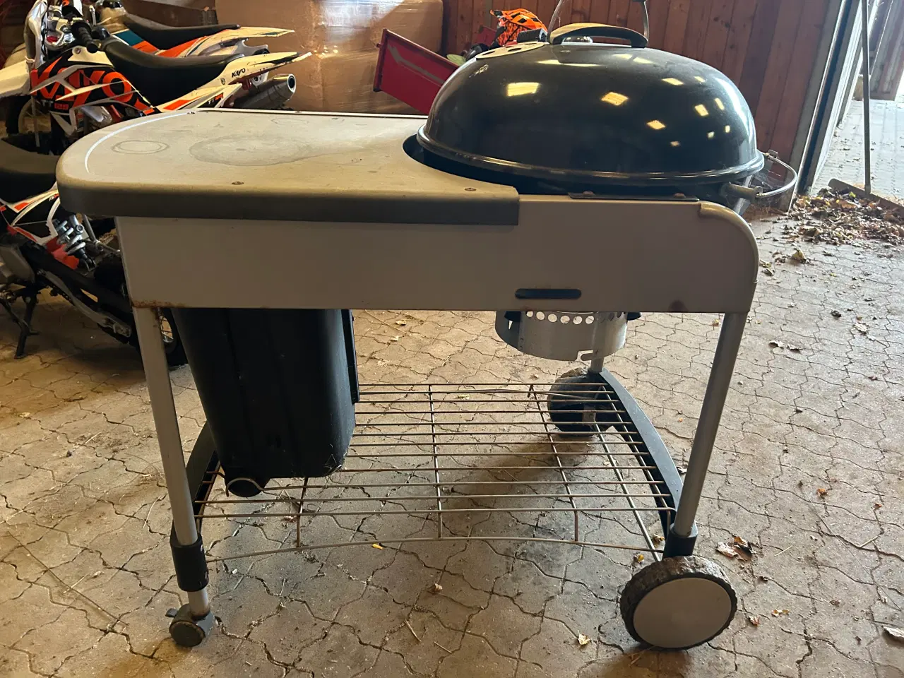 Billede 2 - Weber kulgrill i fin stand