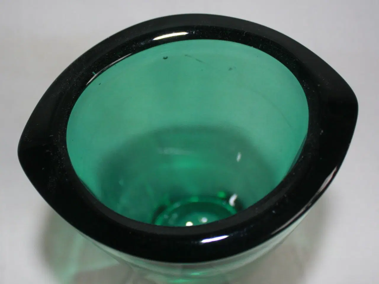 Billede 5 - Vase af grønt glas