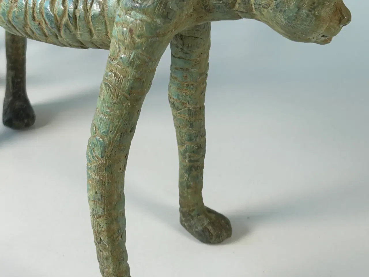 Billede 8 - Stor gepardskulptur i genbrugsbronze – 40 cm lang