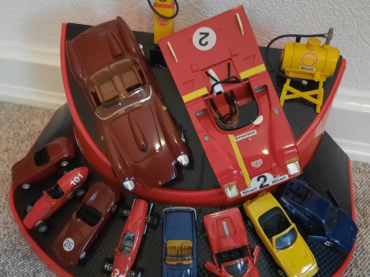 Billede 1 - Udstillings platform inkl.8 Classico modelbiler. 