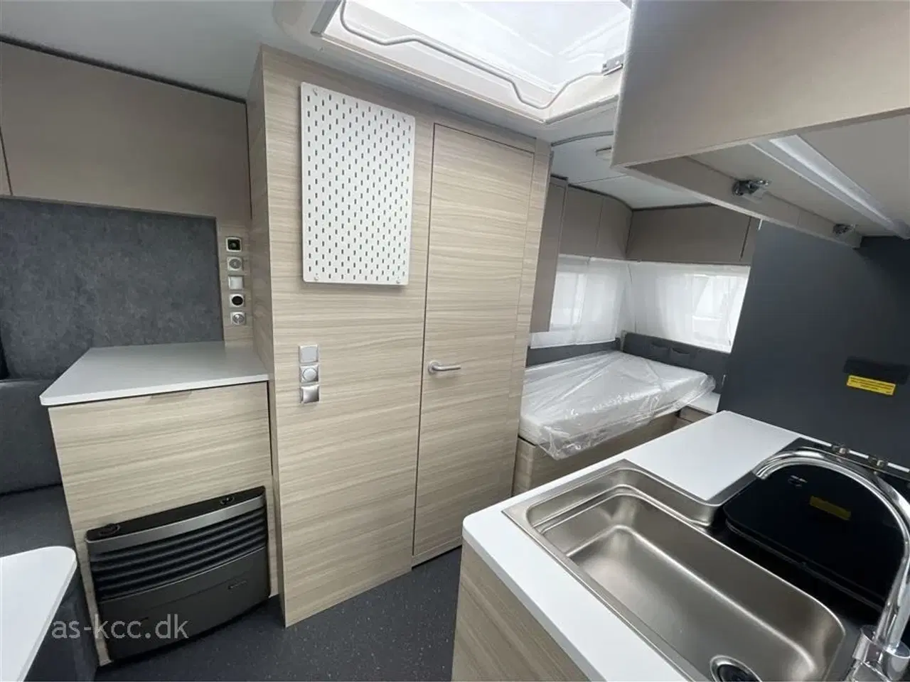 Billede 4 - 2026 - Adria Altea 492 LU Adria Altea 492 LU årg. 2026 med enkeltsenge og udtræk. 5 sovepladser, 4 siddepladser. Glasfiber tag, sider, forende og bagende