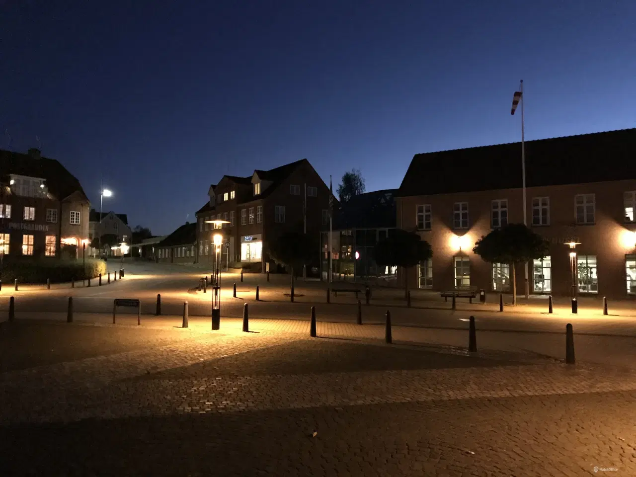 Billede 4 - Mondæn kontorbygning på central torveplads langs Å