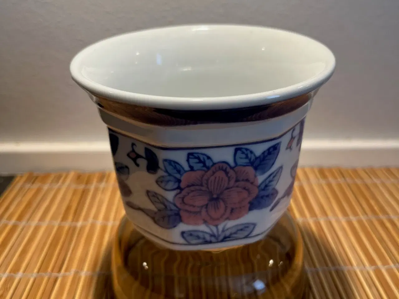 Billede 1 - Smuk skål/urtepotteskjuler med blomstermotiv