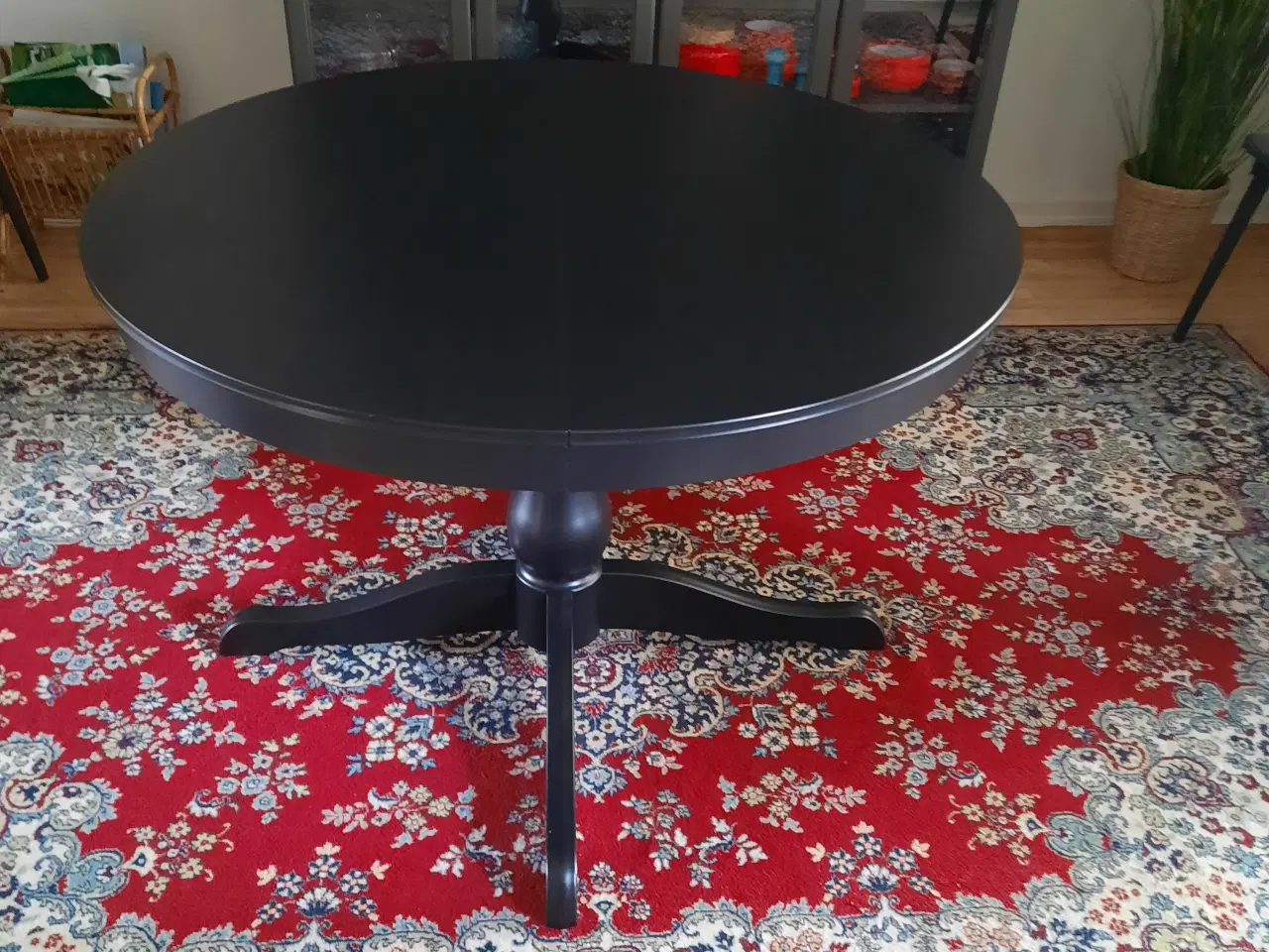 Billede 1 - Rundt sort Spisebord med udtræk