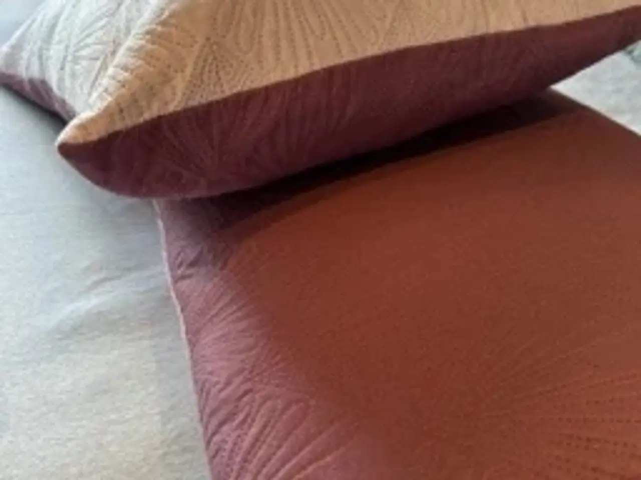 Billede 2 - Puder i 2 smukke rosa farver 