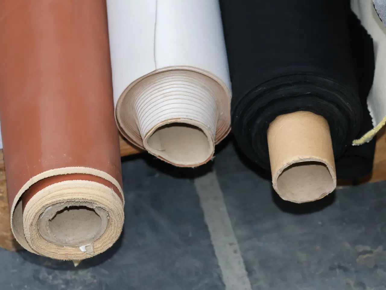 Billede 6 - 6 Ruller stof/kunstlæder m.m. 