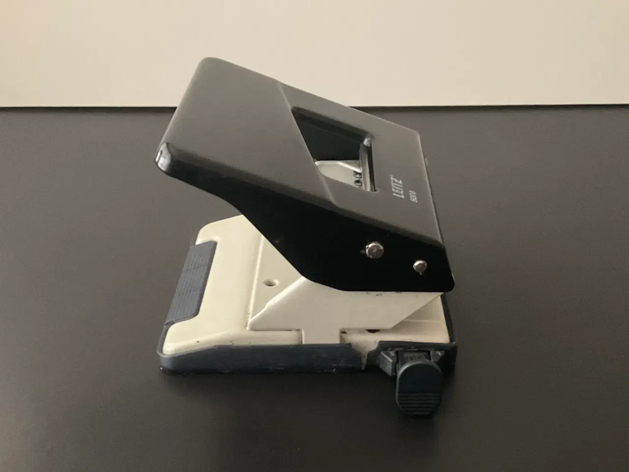 Billede 2 - Leitz 5008 hulapparat sort og hvid
