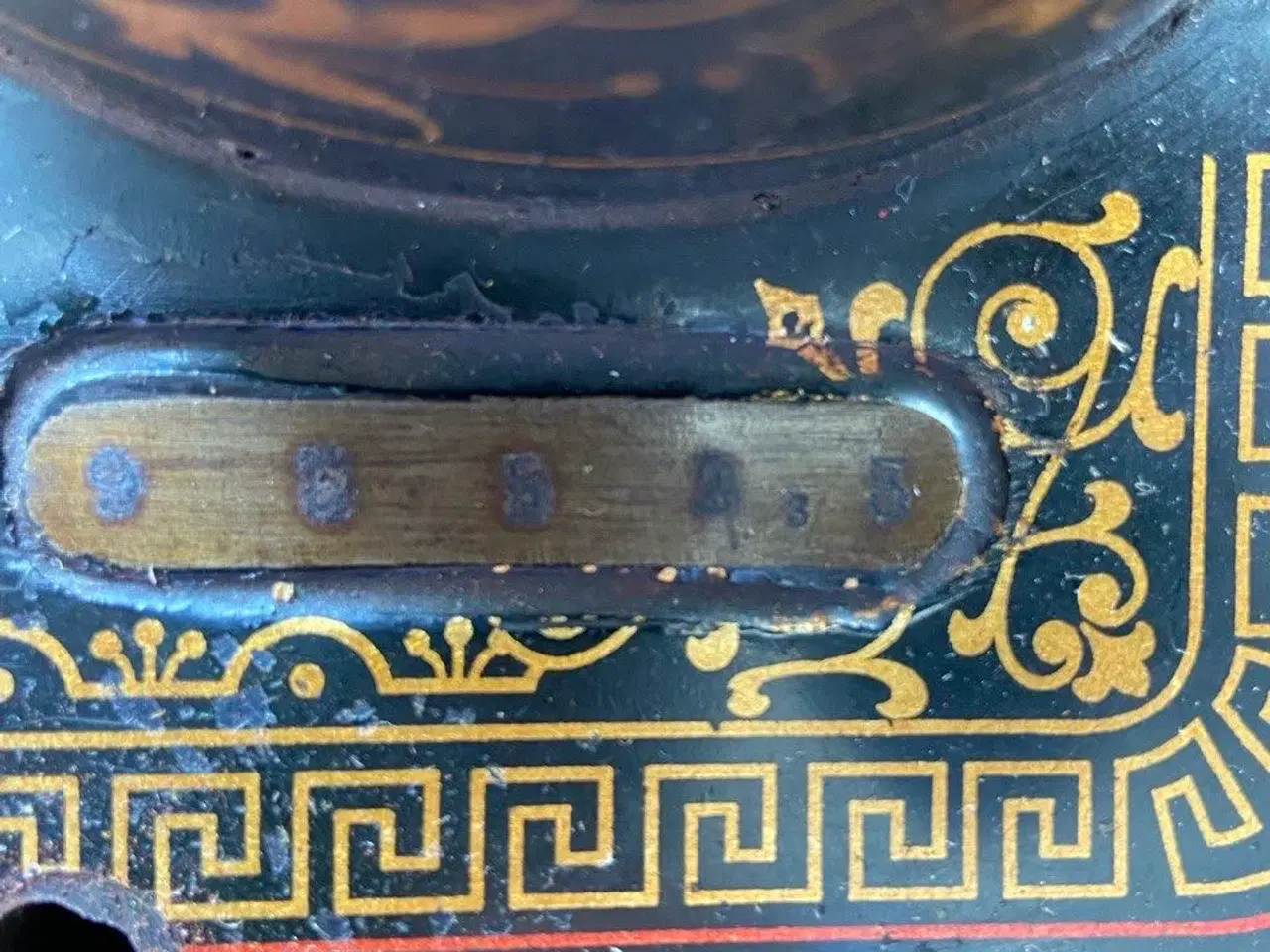 Billede 5 - Antik symaskine og symaskinesbordet  