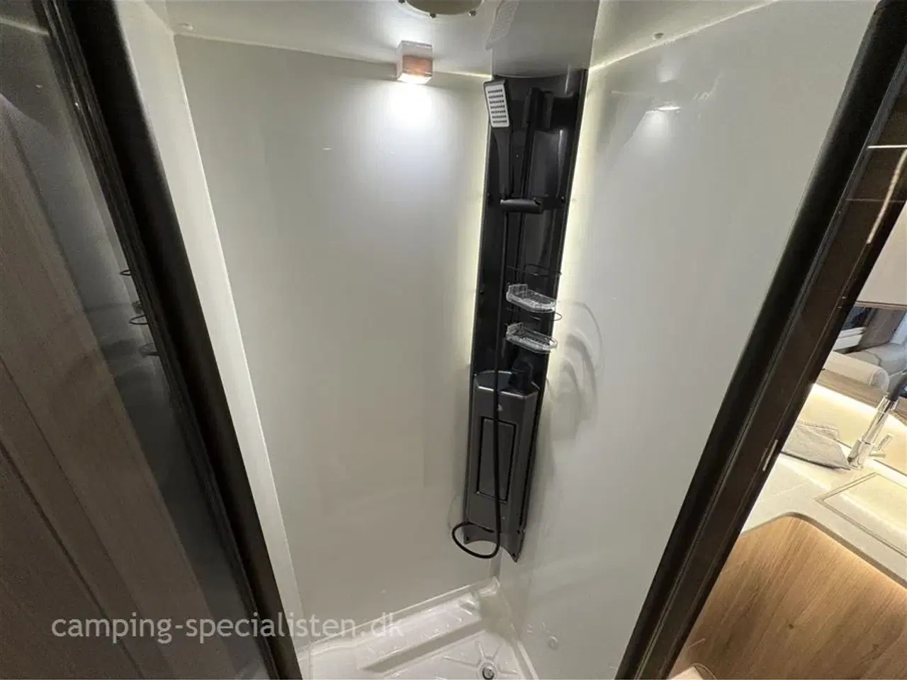 Billede 14 - 2026 - Kabe Imperial R i830 LGB    Nyhed KABE R i830 LQB – træk tungt med tvillinghjul model 190 HK  2025 kan forudbestilles hos Camping-Specialisten Silkeborg