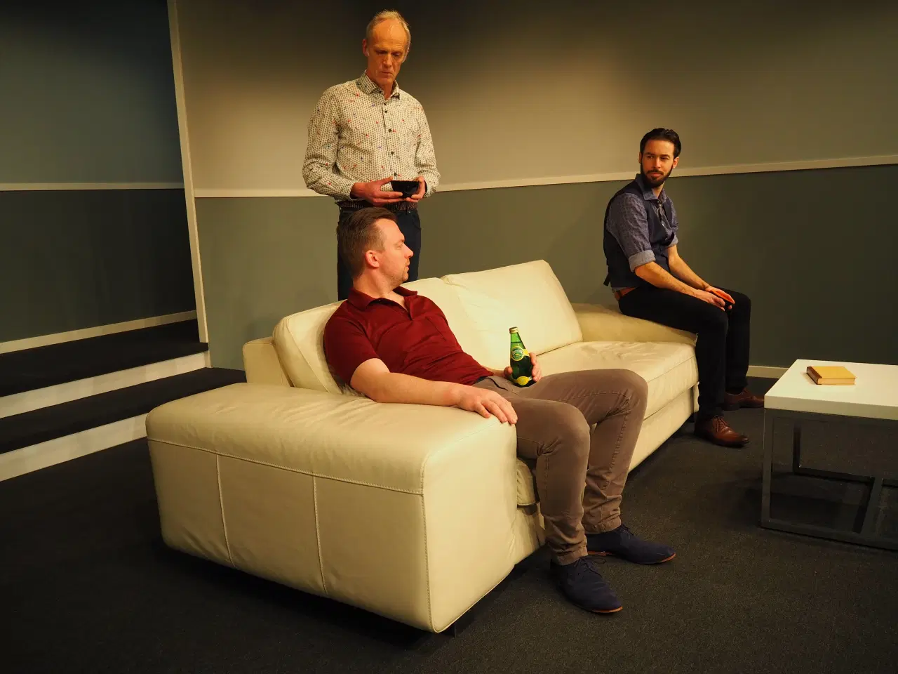 Billede 2 - Hvid 2-3-personers lædersofa