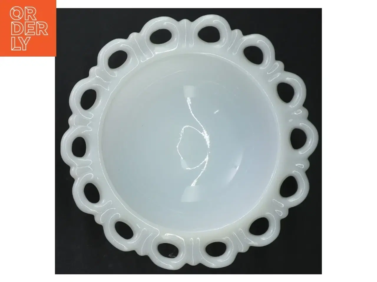 Billede 4 - Hvid opalglas fad m. dekorative kanter (str. 17 cm)