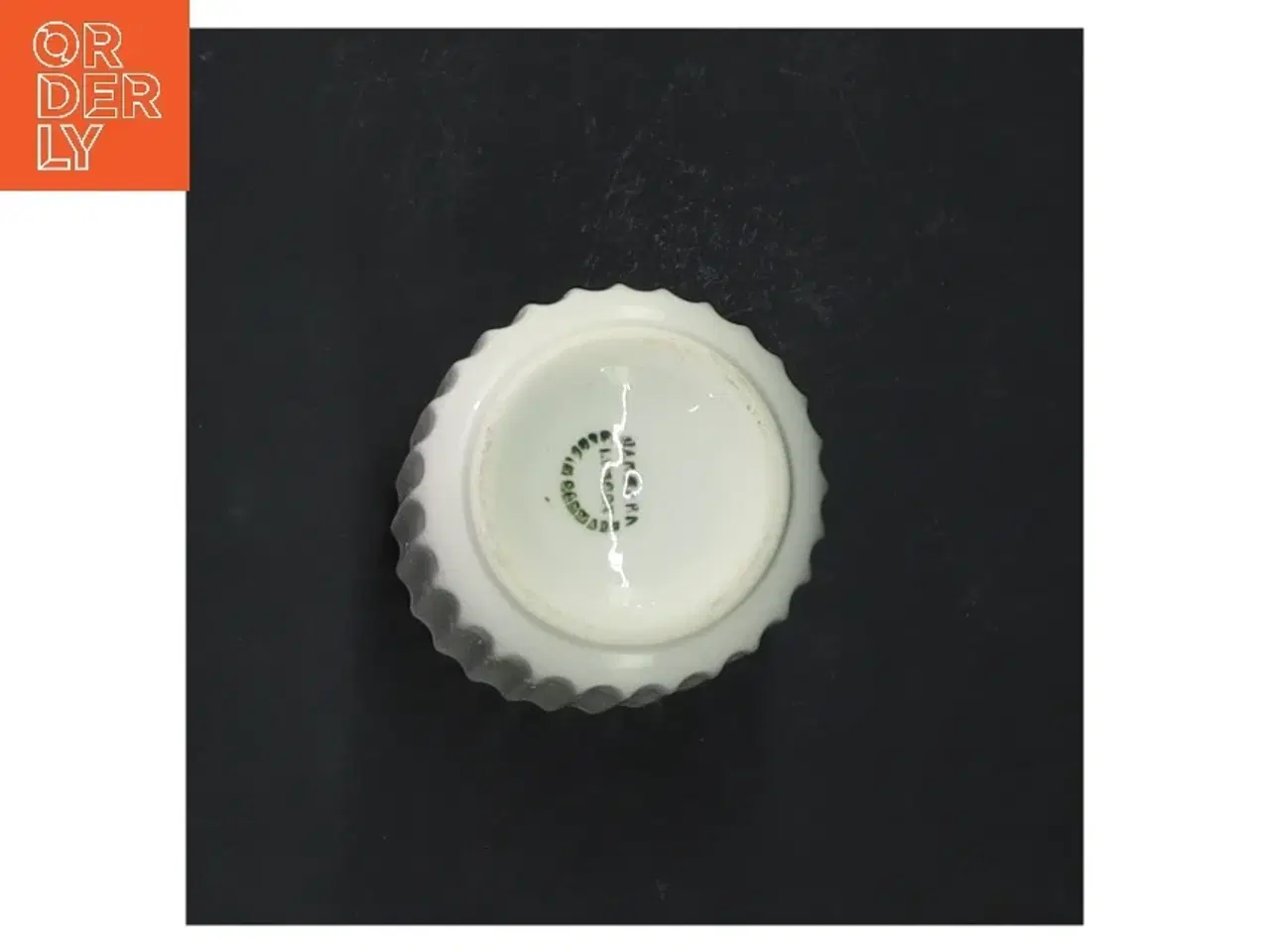 Billede 2 - Hvid riflet vase fra Lyngby (str. 8 cm)