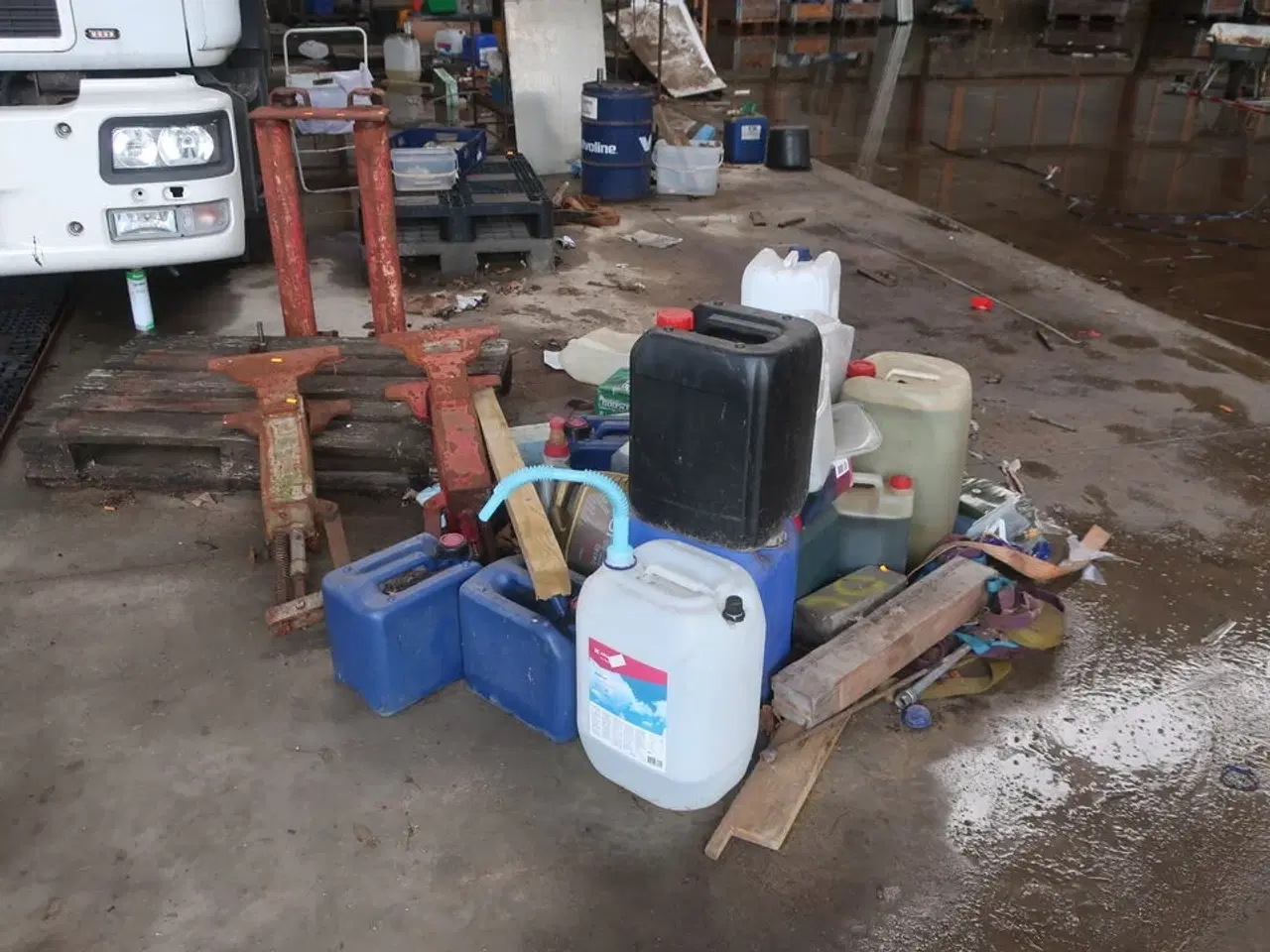 Billede 3 - Div. Dunke, haveredskaber, løftestroppe, arbejdsborde, værktøj m.m.