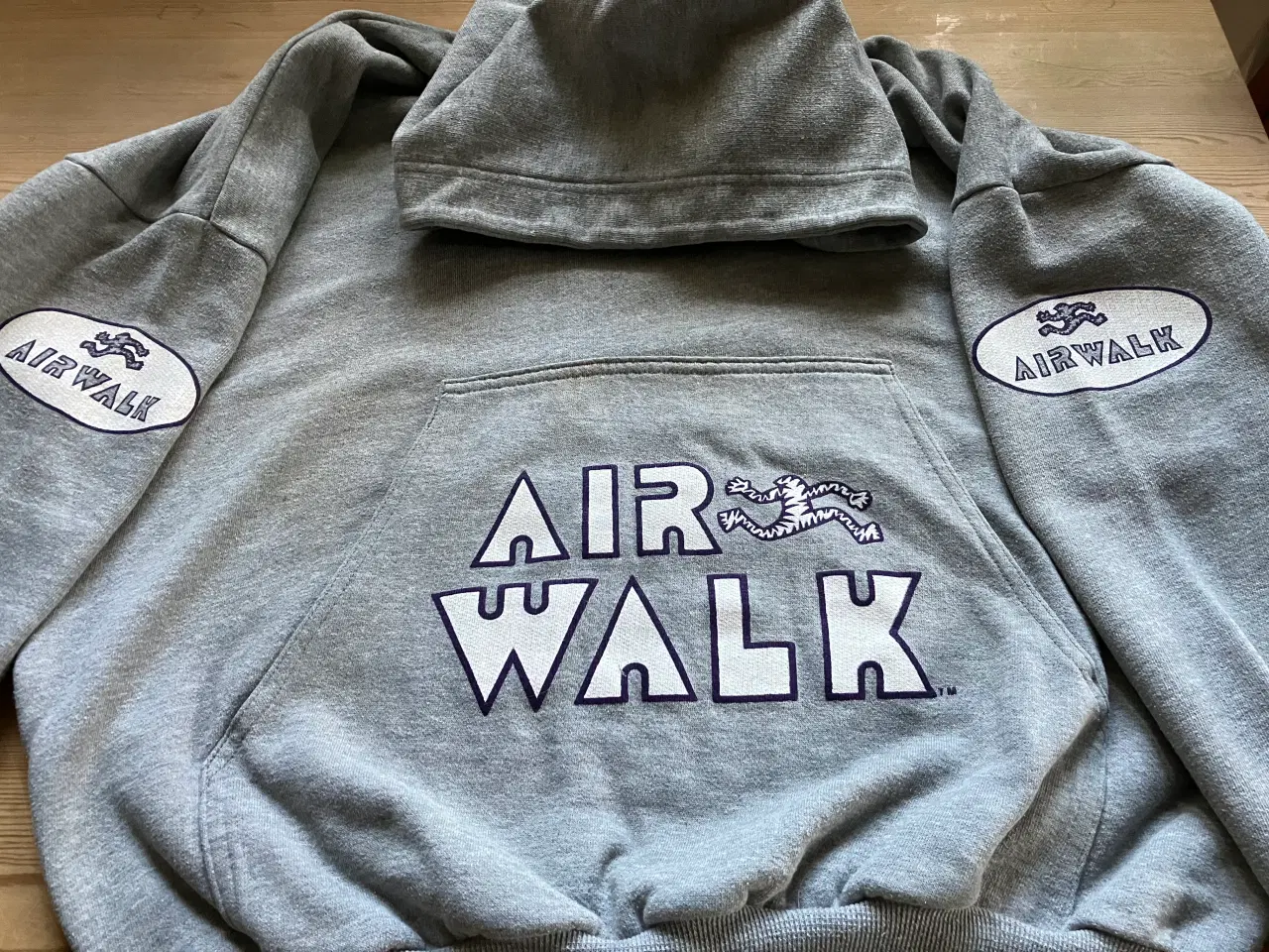 Billede 3 - Lysegrå Airwalk sweatshirt med hætte