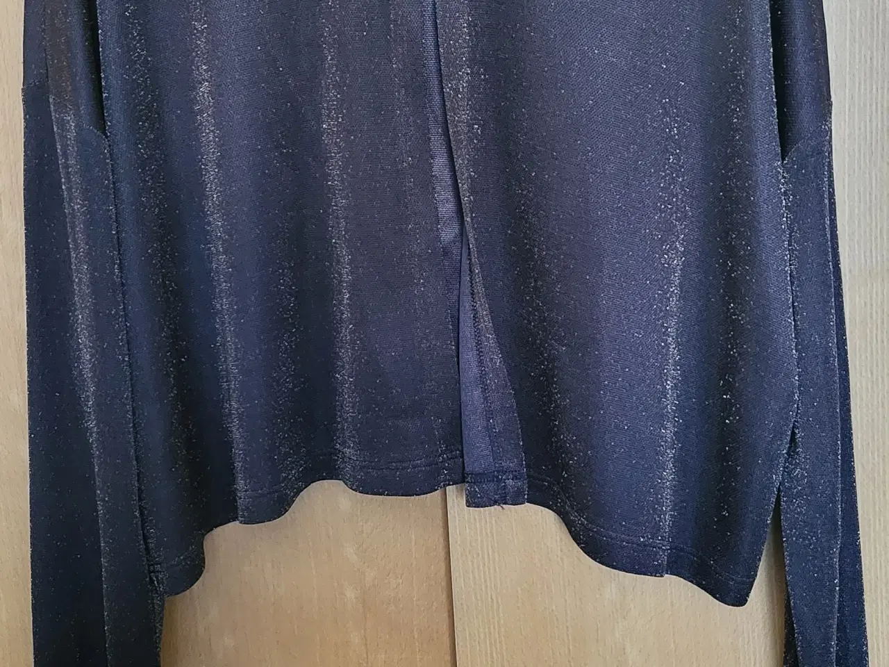 Billede 2 - Pænt sæt bluse uden ærmer samt bolero