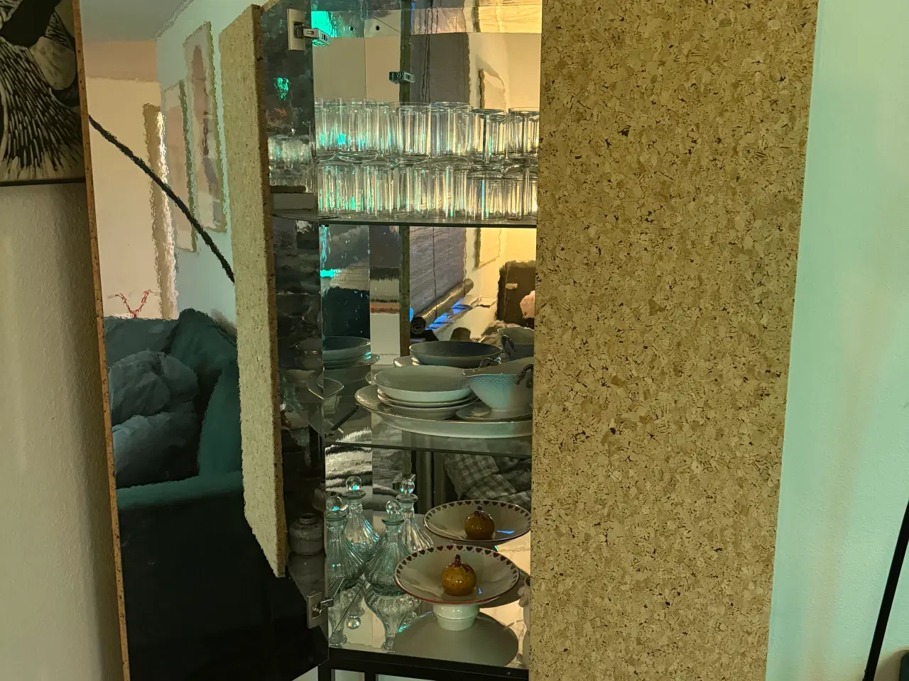 Billede 2 - Kork skab vitrineskab ikea