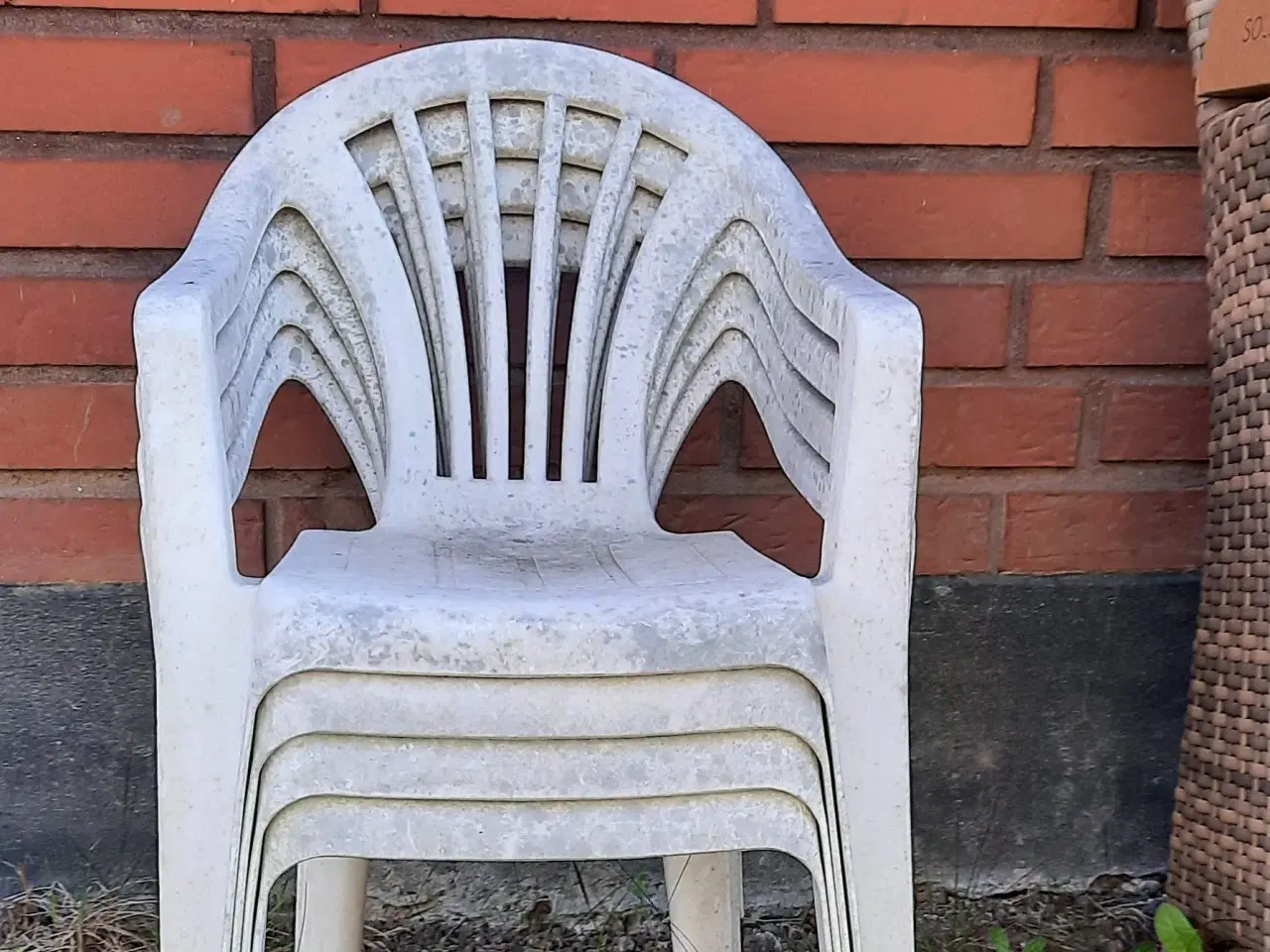 Billede 1 - Hvid plaststol til børn til haven - 4 stk.