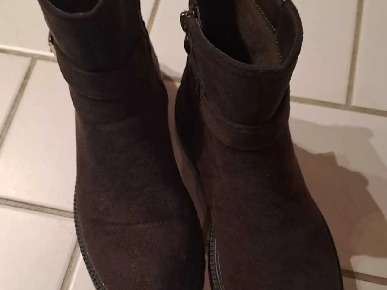Billede 1 - Ny ankelstøvle i mørkebrun ruskind str 38