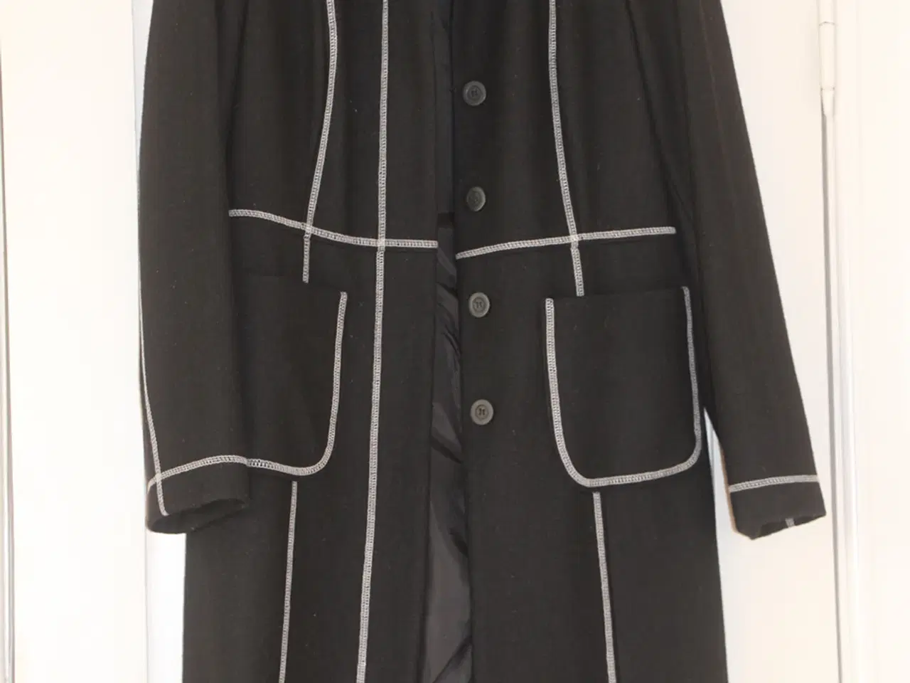 Billede 1 - Sort frakke Bonaparte i uld med hvide stikninger 
